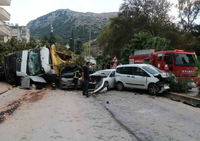 Hatay'da Hafriyat Kamyonu 7 Araca Çarptı, 4 Yaralı