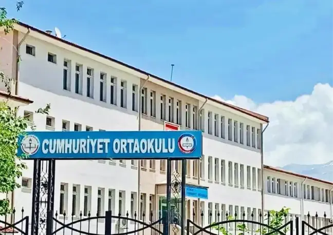 Cumhuriyet Ortaokulu Öğretmeni Sibel Derin Vefat Etti