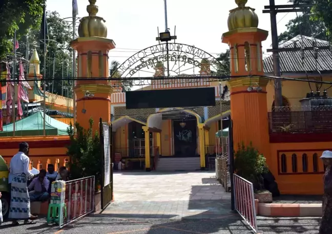 TİKA, Myanmar'daki Zafer Şah Camii'nin Halılarını Yeniledi