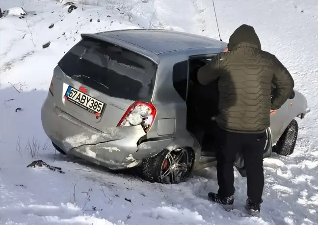 Erzincan'da Kar Direğine Çarpan Otomobilde 2 Yaralı