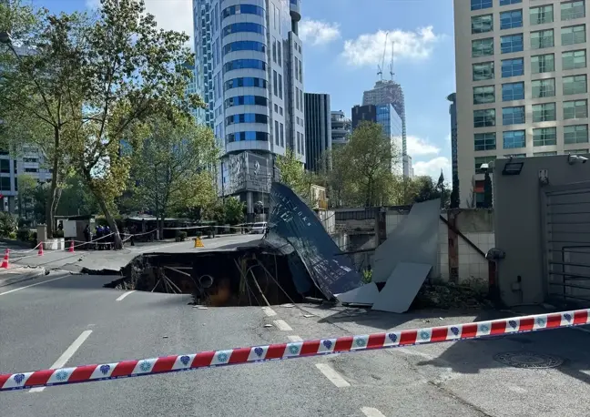 Sarıyer'de Gece Çökme Olayı: Eski Büyükdere Caddesi Trafiğe Kapandı