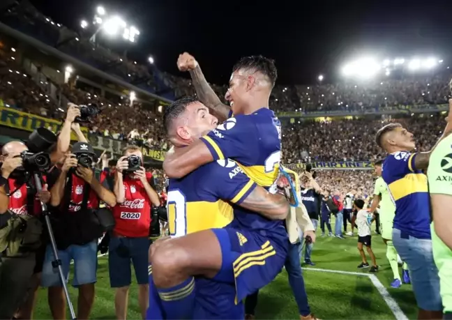 Boca Juniors'ın şampiyon olduğu maçtan önce Carlos Tevez, Maradona'yı dudağından öptü