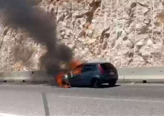 Hareket halindeki otomobil alev topuna döndü