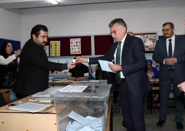 AK Parti Grup Başkanı Abdullah Güler, Sivas'ta oy kullandı