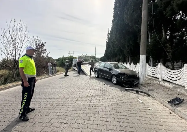 Aydın'da Aydınlatma Direğine Çarpan Otomobilin Sürücüsü Yaralandı