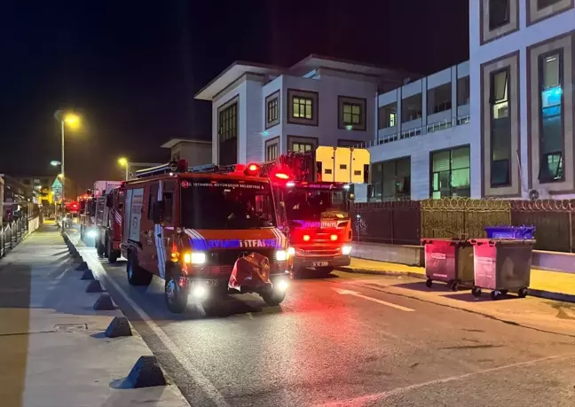 Zeytinburnu'nda Özel Kız Öğrenci Yurdunun Otoparkında Yangın