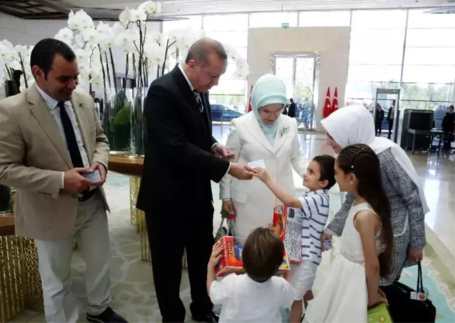 Türk Vatandaşı Olan Suriyeli Bana, Kimliğini Cumhurbaşkanı Erdoğan'dan Aldı