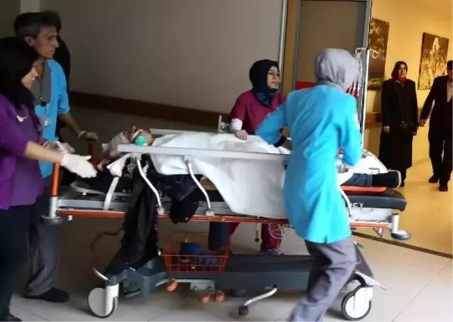 Başına dayadığı tabancayla ağır yaralandı