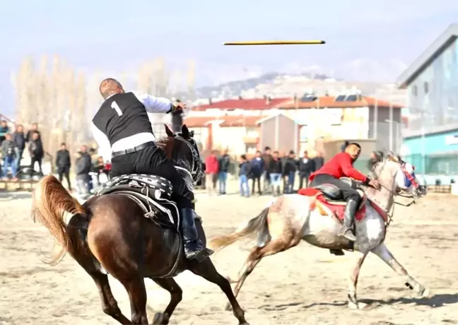 Erzincan'daki atlı cirit dostluk müsabakası nefes kesti
