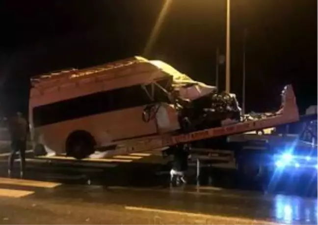 Aksaray'da mevsimlik işçileri taşıyan minibüs ile kamyon çarpıştı: 11 yaralı