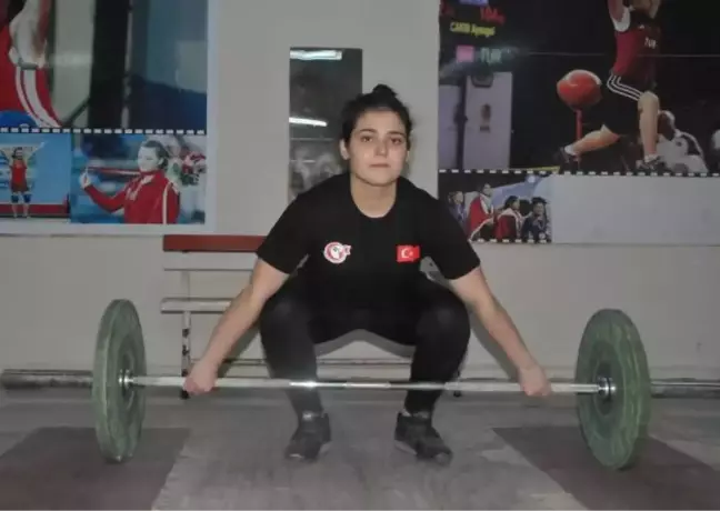 SPOR Dünya şampiyonu Ayşegül Çakın, halter idmanlarını adının verildiği salonda yapıyor