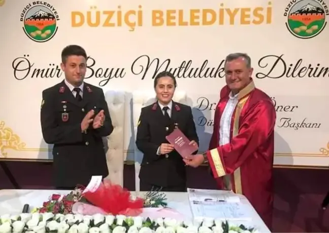 Astsubay çift askeri üniformayla nikah masasına oturdu