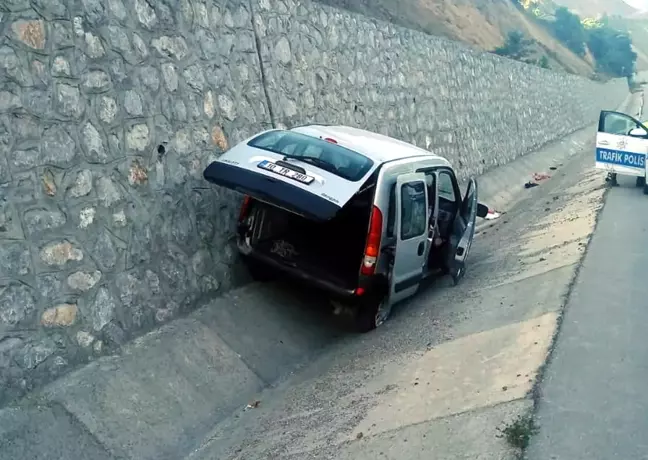 Samsun'da otomobil su kanalına girdi: 2 yaralı