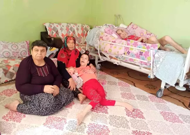 Engelli evlatlarına bebek gibi bakıyor