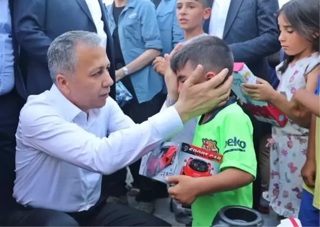İçişleri Bakanı Depremzedeleri Ziyaret Etti ve Çocuklara Oyuncak Dağıttı