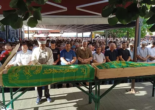 Giresun'da Tır ve Otomobil Çarpışması Sonucu Hayatını Kaybedenlerin Cenazeleri Defnedildi