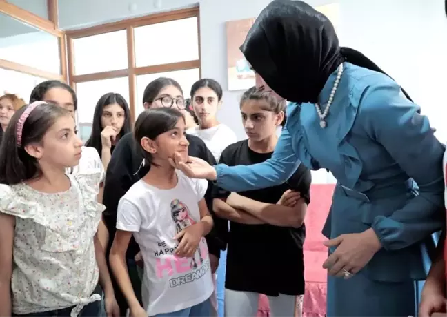Ağrı Valisi Mustafa Koç'un eşi Neslihan Gül Koç, Çocukevleri Sitesi'ni ziyaret etti