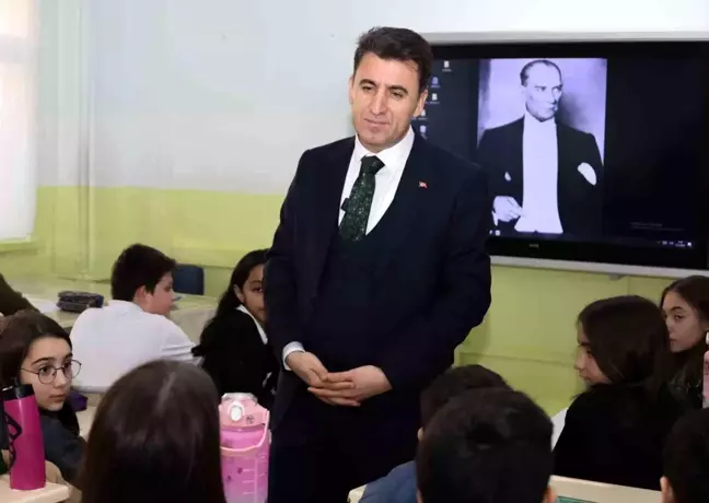 Vali Aygöl, Murat Hüdavendigar Ortaokulu'nu ziyaret etti