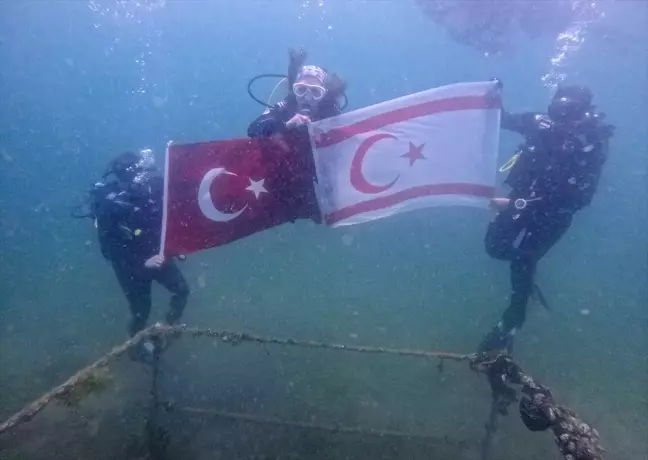 Bursa'da dalış eğitmenleri ve dalgıçlar Kıbrıs Barış Harekatı'nın 50. yıl dönümünü su altında kutladı