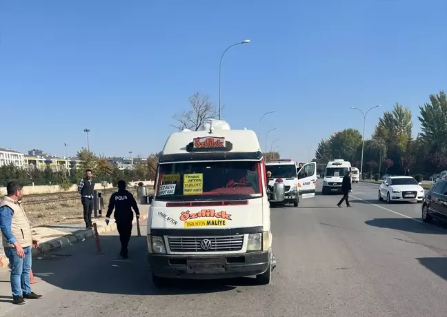 Afyonkarahisar'da Minibüs Kazası: 2 Kadın Ağır Yaralandı