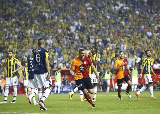 Eski Galatasaraylı Podolski, Sosyal Medyadan Fenerbahçe'ye Hello Kitty Göndermesi Yaptı