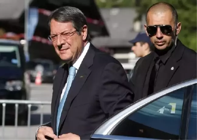 Rum lider Anastasiadis'e Rus kara parasını aklama suçlaması