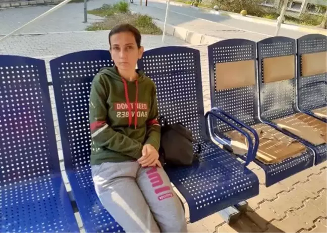 Hastane bahçesindeki bankta yaşayan kadın, yardım bekliyor