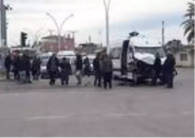 Kırmızıda geçen otobüs, öğrenci servisine çarptı: 5 yaralı