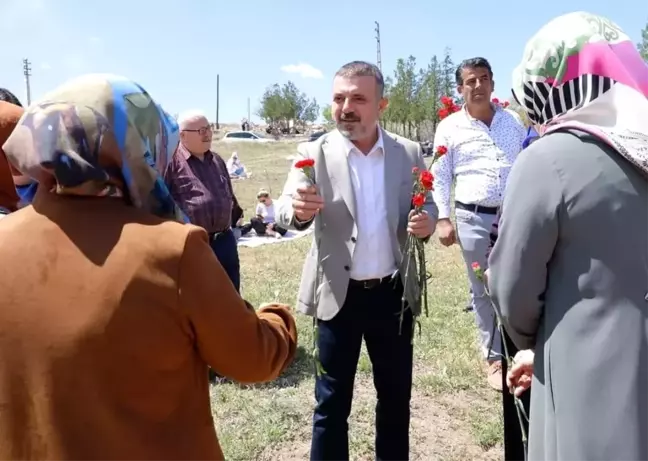Sincan Belediye Başkanı Murat Ercan'dan annelere çiçek