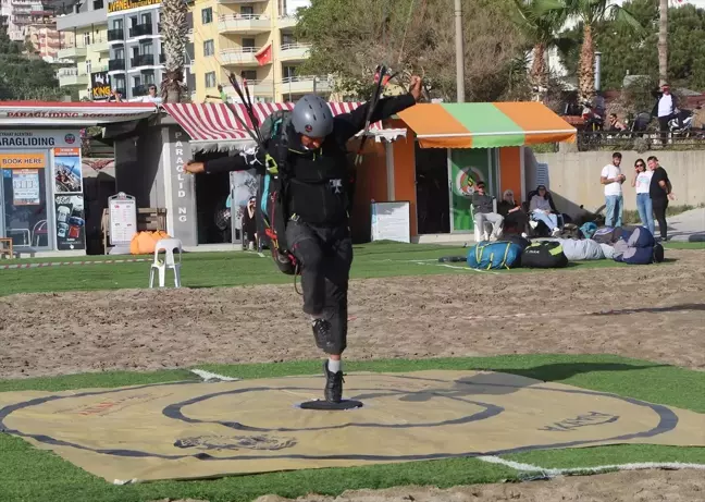 Alanya'da Yamaç Paraşütü Hedef Yarışması Başladı