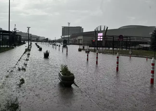 Erzurum'da Sağanak Yağış Yolları Etkiledi