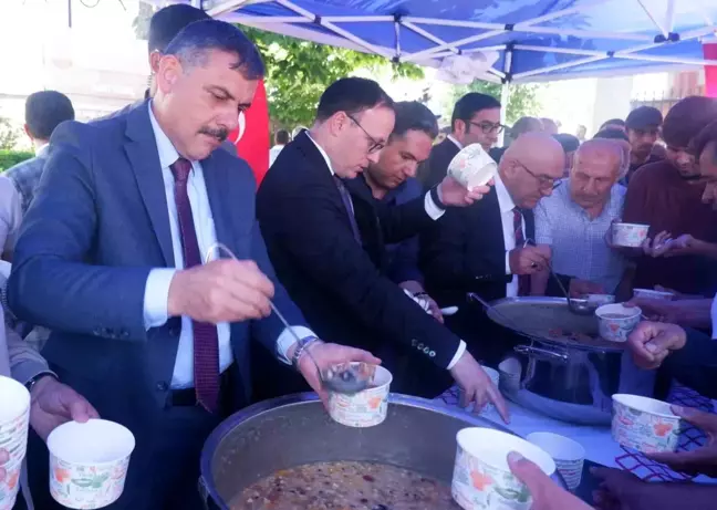 Erzurum'da Cuma Namazı Çıkışında İzdiham Yaşandı