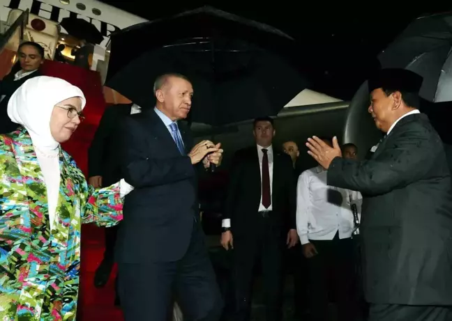 Cumhurbaşkanı Erdoğan, Endonezya'ya Ziyaretinde Top Atışlarıyla Karşılandı