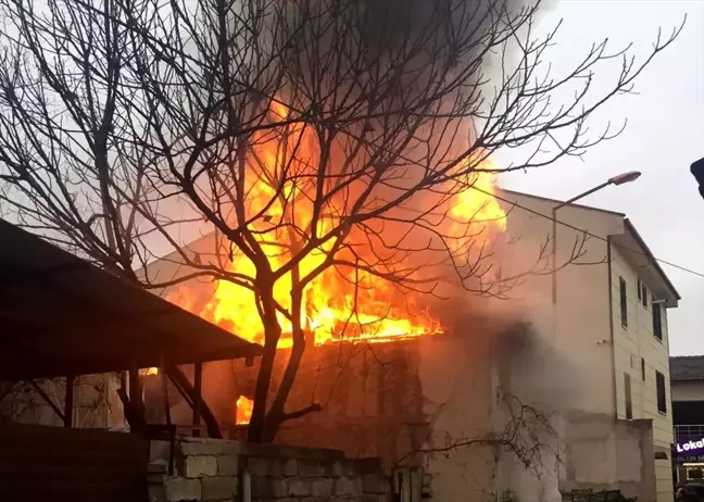 Vezirköprü'de yangın çıkan ev zarar gördü