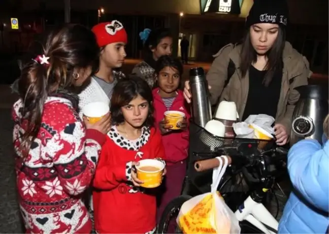 Sibel'in doğum günü anısına atkı, bere ve battaniye dağıttılar