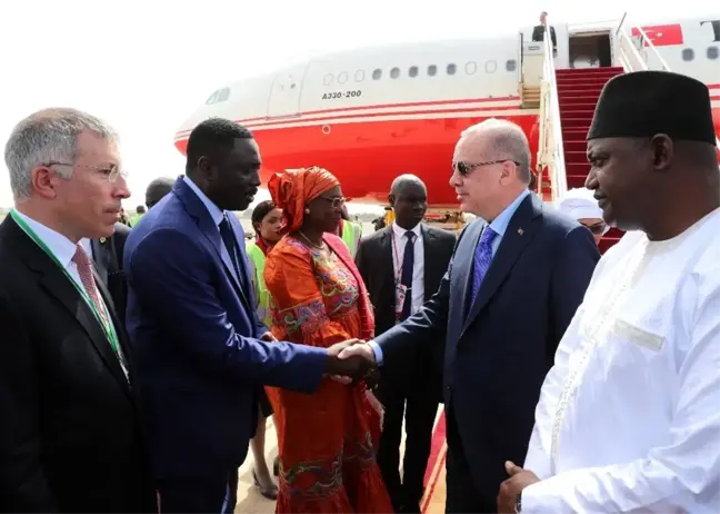 Cumhurbaşkanı Erdoğan, Gambiya'da resmi törenle karşılandı