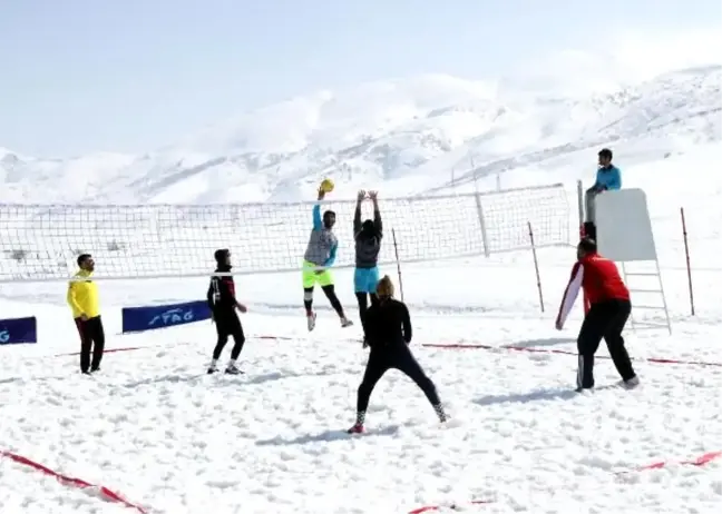 Bitlis'te, bölgenin ilk kar voleybolu turnuvası düzenlendi