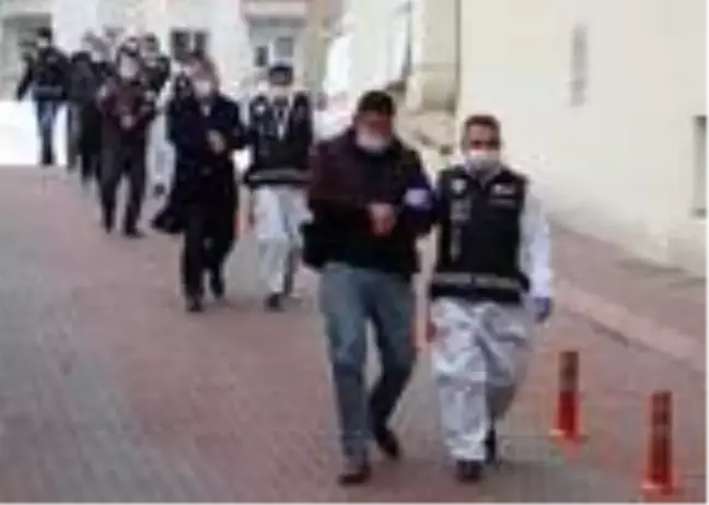 Silahlı suç örgütü operasyonunda gözaltına alınan 8 kişi adliyede