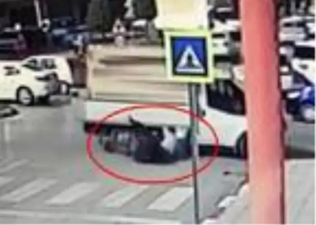 Son dakika haberi! Bursa'da, motosikletin kamyonete çarpma anı kamerada