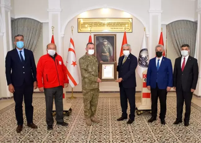 Tuğgeneral Kılıç'a Kızılay madalyası