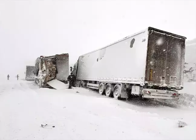 Ardahan-Çıldır kara yolunda zincirleme trafik kazası