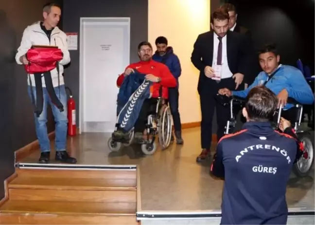 Engelli Sporcuların Ödül Töreninde Sahneye Ulaşmada Zorluk Yaşandı