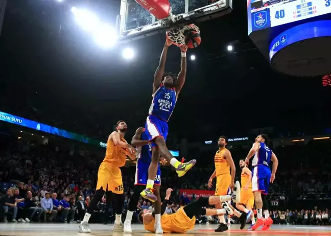 THY Euroleague'de A. Efes Barcelona'yı mağlup ederken, Fenerbahçe Beko Zalgiris Kaunas'a yenildi