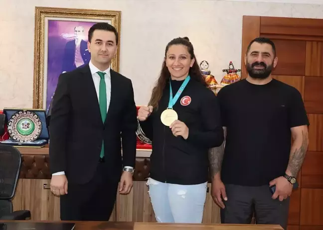 Turkish Open WAKO Dünya Kupası Şampiyonu Gülden Mercan Atille Yahyalı Kaymakamı'na Ziyarette Bulundu