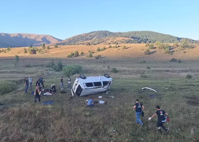 Erzincan'da minibüs devrildi: 1 ölü, 6 yaralı