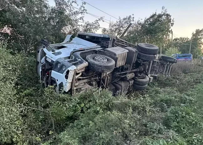 Lüleburgaz'da Devrilen Tırın Sürücüsü Yaralanmadan Kurtuldu