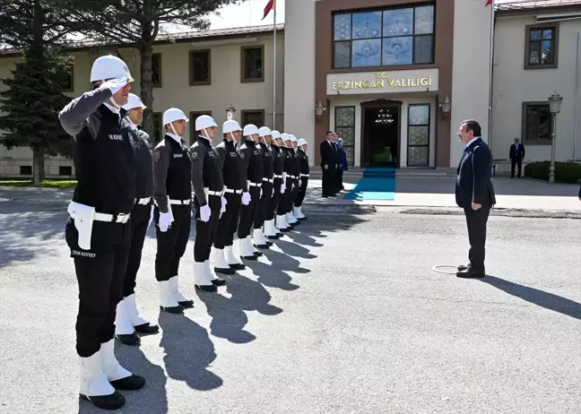 Cumhurbaşkanı Yardımcısı Yılmaz, Erzincan'da Hastaları Ziyaret Etti