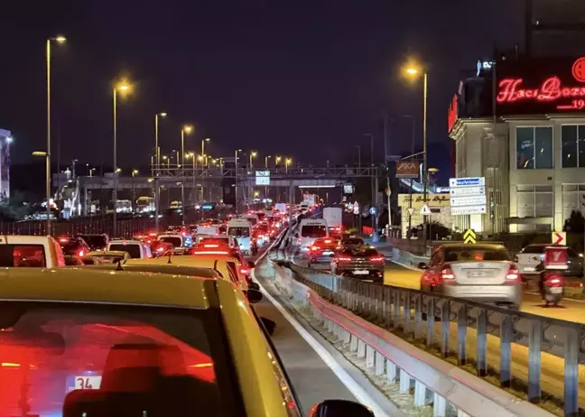 D-100'de Trafik Sıkışıklığı: Yenibosna Metrobüs Yaya Üst Geçidi Sökümü Nedeniyle Şeritler Kapalı