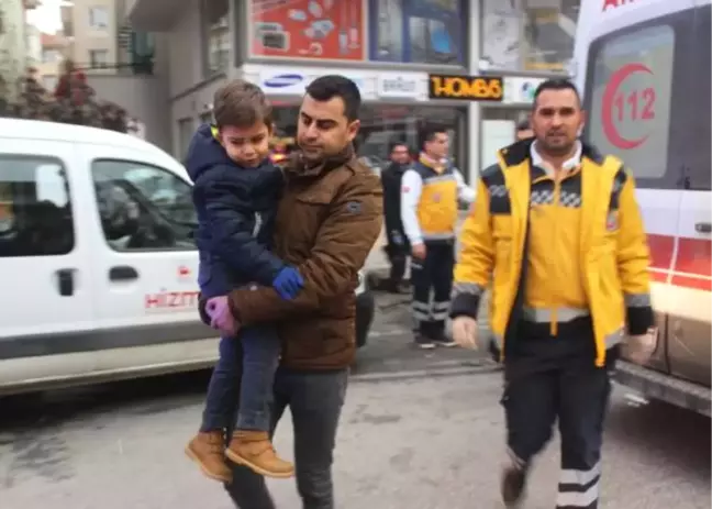 Öğrenci Servisi Kamyonetle Çarpıştı: 4'ü Öğrenci 5 Kişi Yaralandı