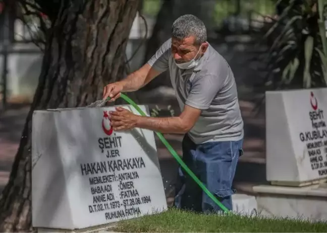 Antalya'da bayram arifesinde şehitliğe ziyaret